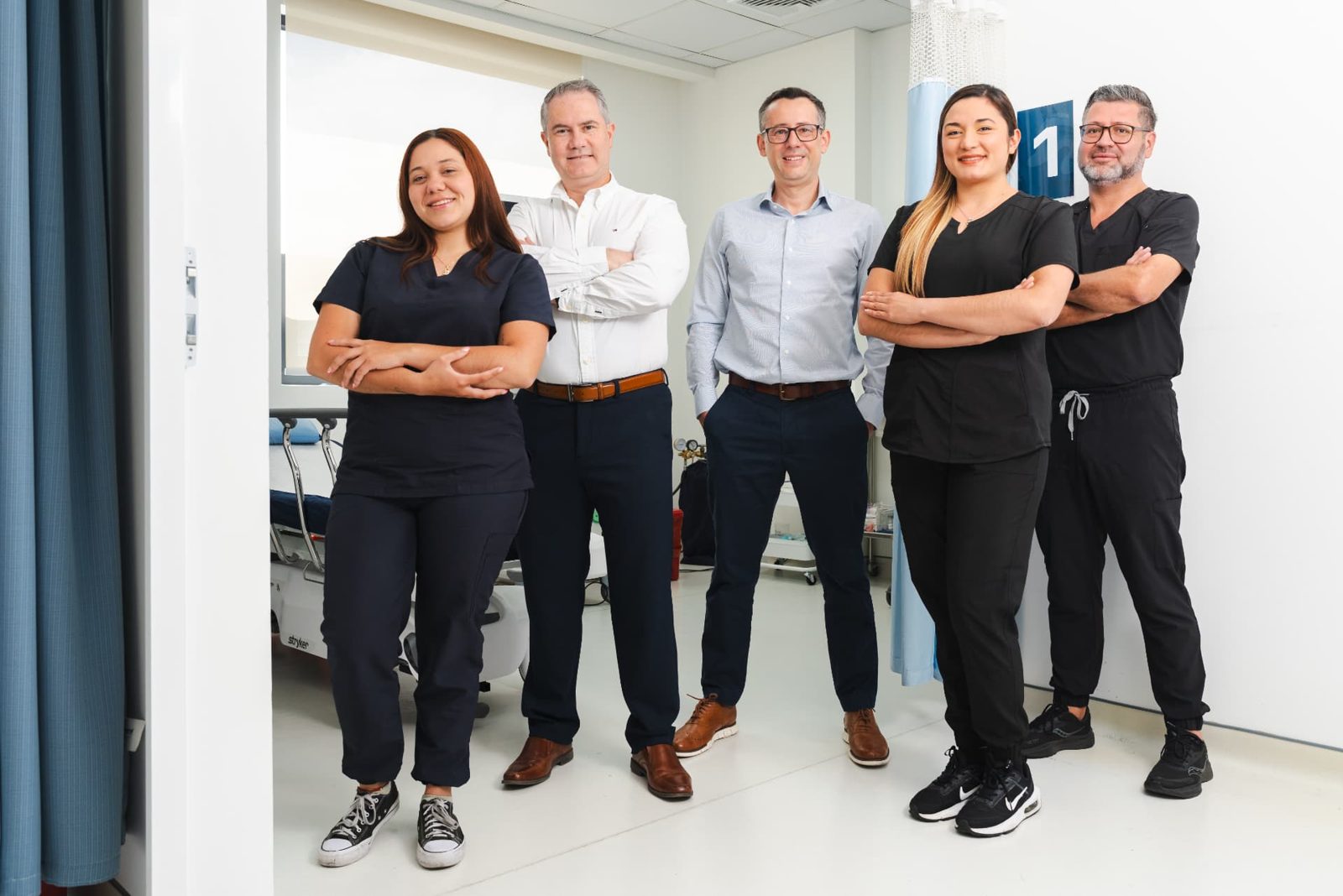 Equipo médico y de enfermería de Endogastro Costa Rica en la sala de procedimientos